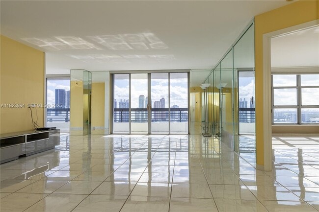 Foto del edificio - 3500 Mystic Pointe Dr