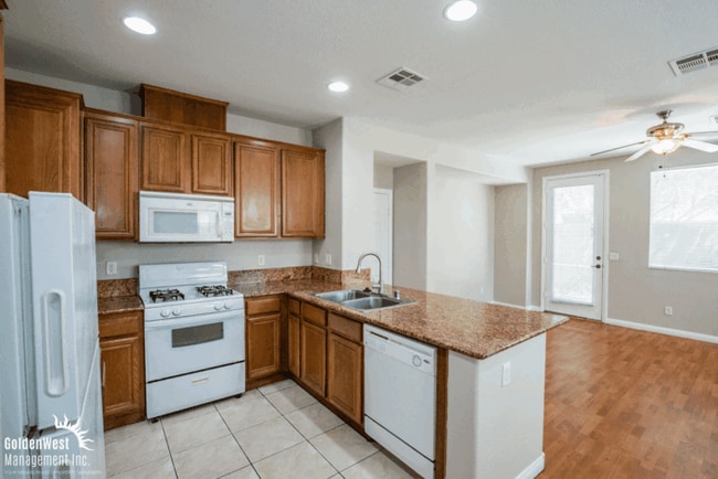 Foto del edificio - Beautiful 3Bdm 2.5Ba Two-Story Home with a...