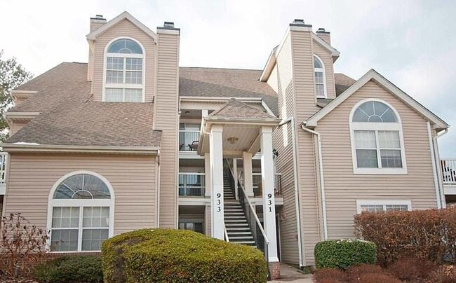Building Photo - 933 Hillside Lake Ter