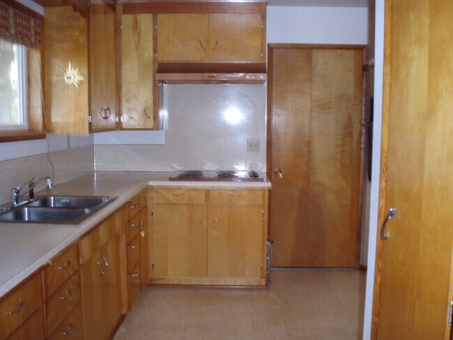 Building Photo - Cute 2 Bed 1 Bath Duplex in Tacoma