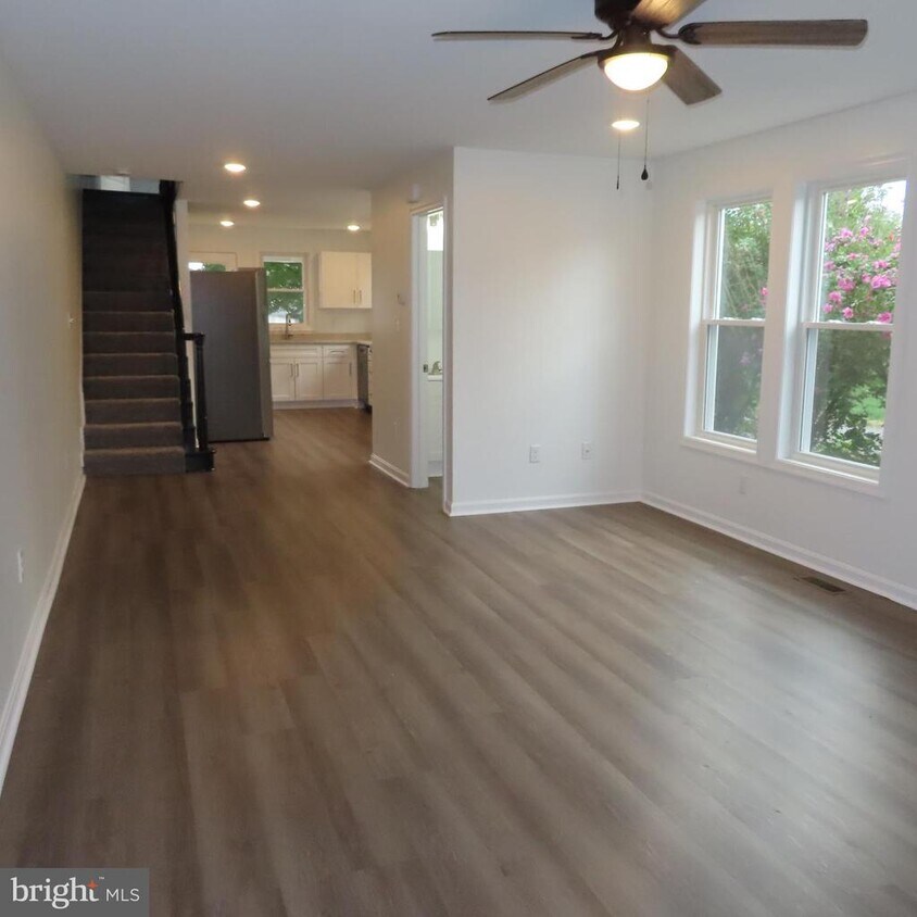 Primary Photo - 230 Rowe Ave