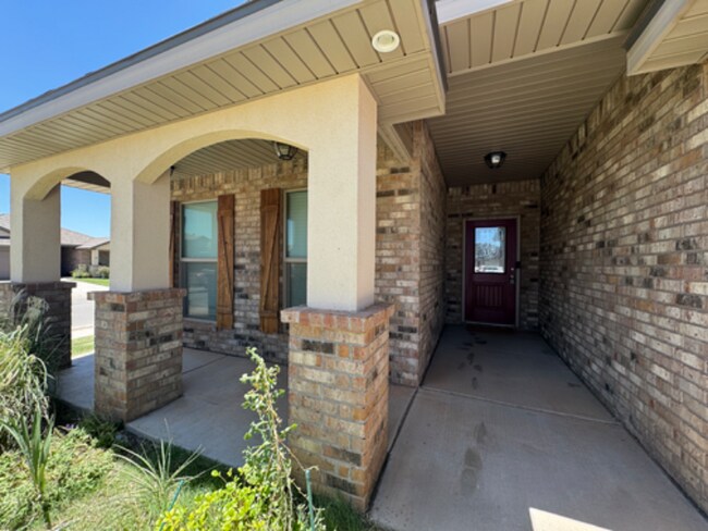 Building Photo - 10120 Valencia Ave