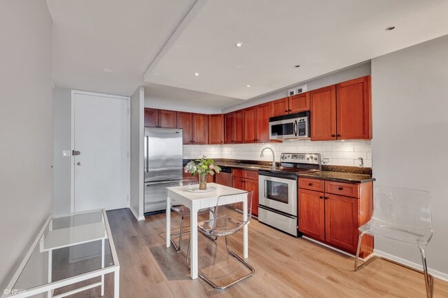 Building Photo - 1660 N La Salle Dr