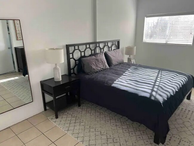 Building Photo - 869 Lincoln Ave