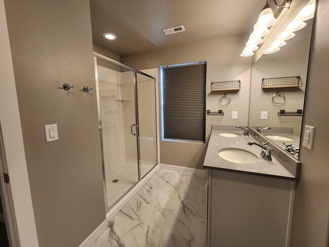 Building Photo - 1270 E Packard Dr