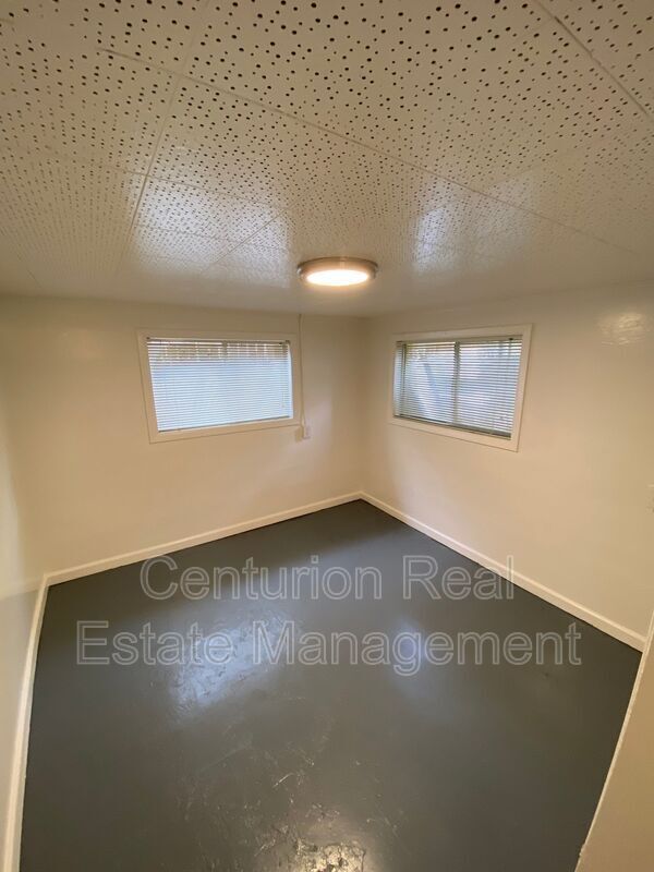 Foto del edificio - 637B Thompson Ave