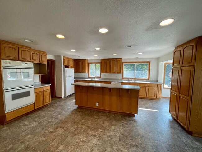 Foto del edificio - Large home on acreage!