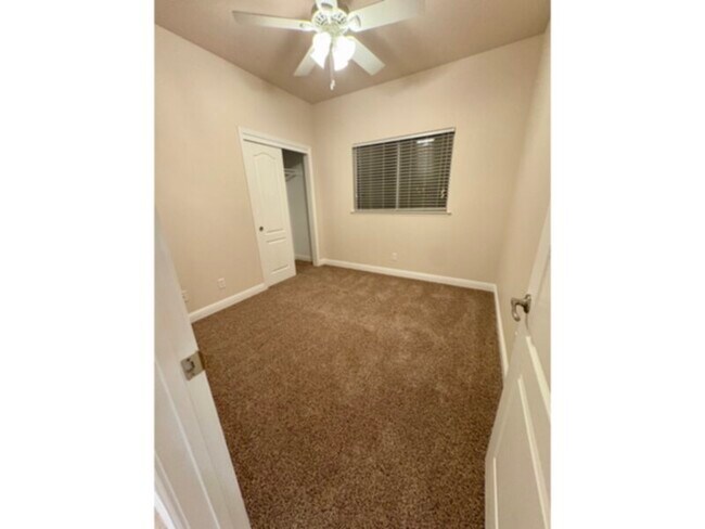 Foto del edificio - New price !Dont miss this open concept, big kithen with fresh paint and flooring
