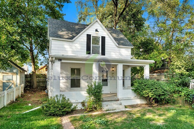 Foto del edificio - Remodeled 3BR + Flex Room | Steps from Leo...