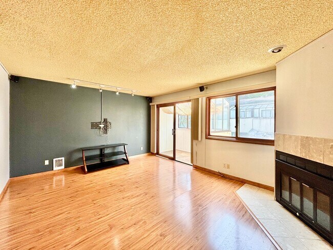 Foto del edificio - Spacious 2-Story Condo in Crossroads Commu...