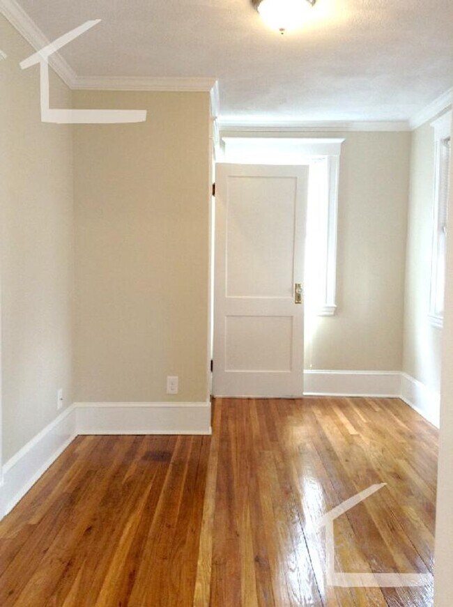 Building Photo - Renovated Duplex 3 bed Unit, Free Laundry,...