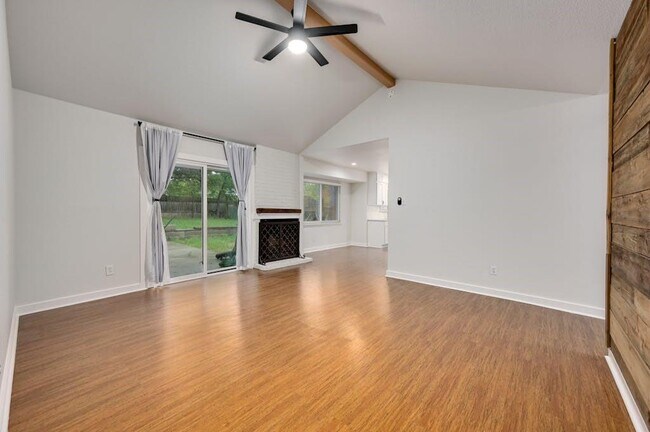 Building Photo - 10104 Woodhaven Dr
