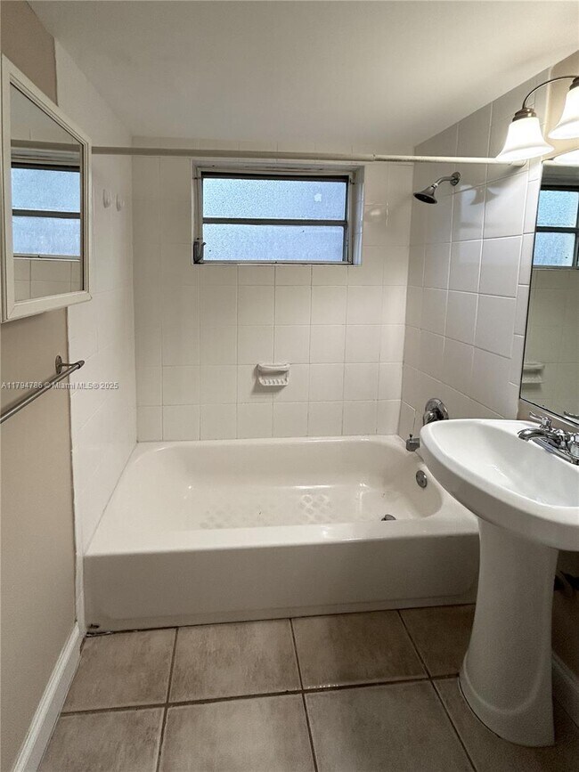Foto del edificio - 715 NE 6th St