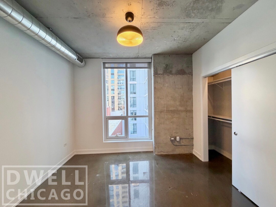 Foto principal - 110 W Chicago Ave