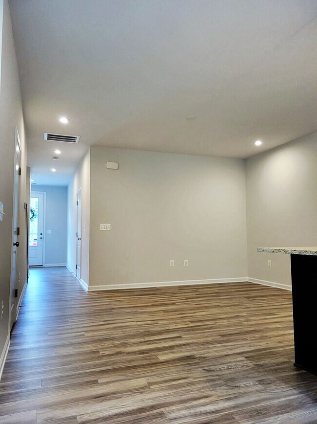Foto del edificio - Immaculate 3 bedroom townhouse centrally located in Bon Air