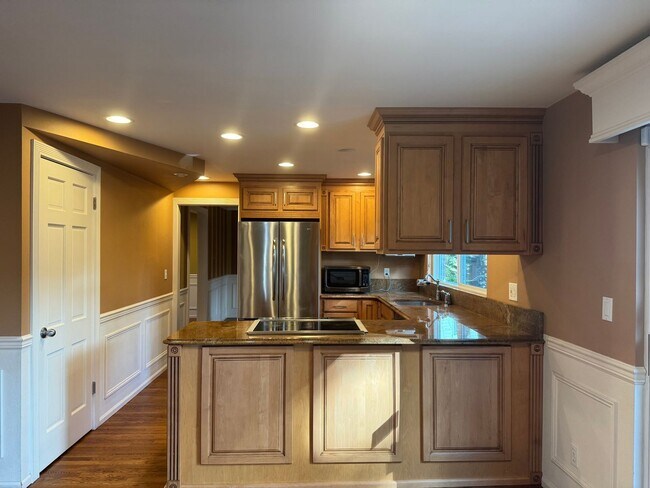 Foto del edificio - Stunning Bellevue Home with Lush Gardens & Prime Location