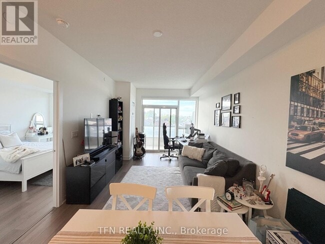 Photo du bâtiment - 1603-1603 Eglinton Ave W