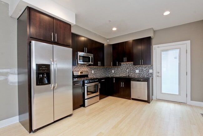 Building Photo - Queen Village Townhome