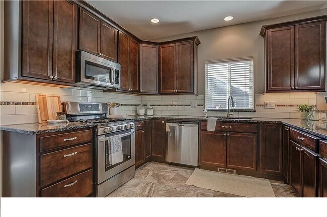 Building Photo - 4 Bedroom, 2.5 bath in Blaine Available fo...