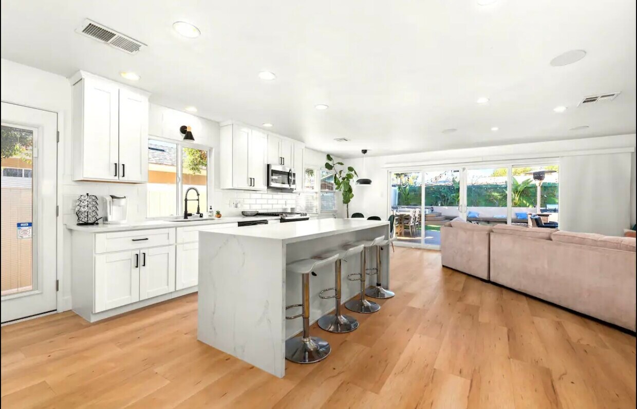 Primary Photo - 3260 Geddes Dr