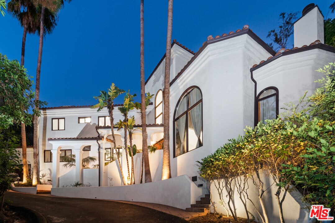 Foto principal - 2468 Coldwater Canyon Dr