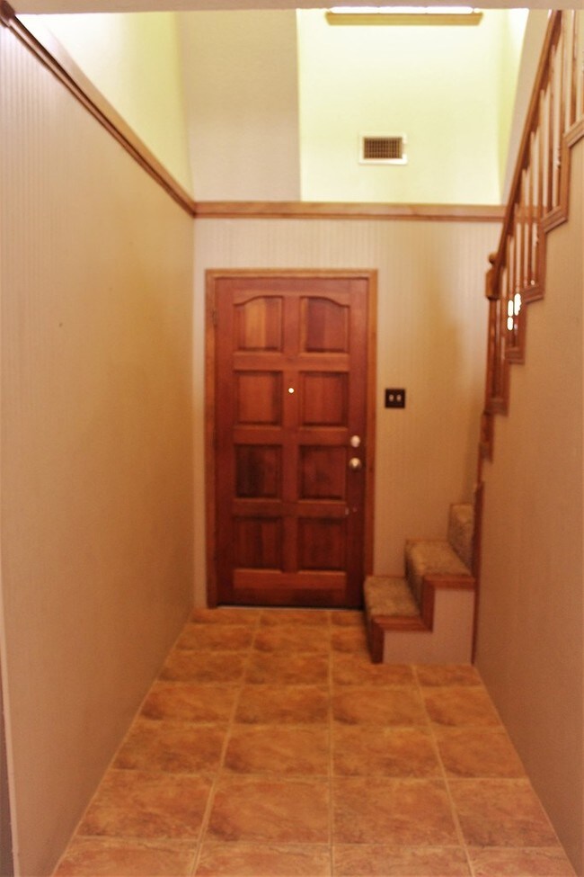 Building Photo - 604 Carriage Lane