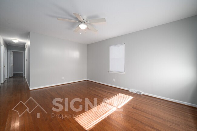 Building Photo - 2425 Circle Dr