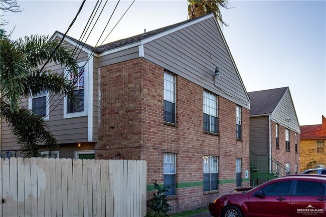 Building Photo - 1006 W Kelly Ave