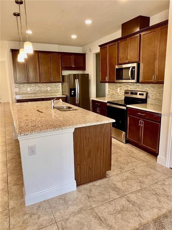 Foto del edificio - 14815 Milfoil Ave