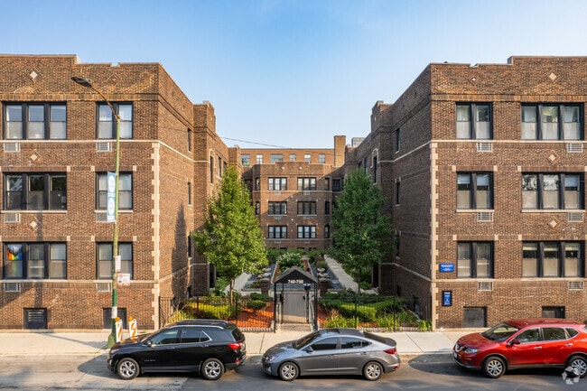 Building Photo - 740-750 W Addison St