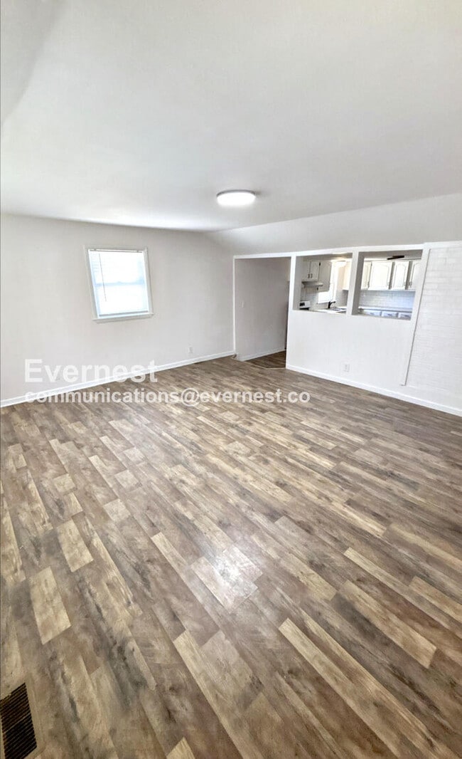 Building Photo - Cozy Charm with Modern Comforts / 3 Bed & 1 Bath / Section 8 Accepted / Available Now!