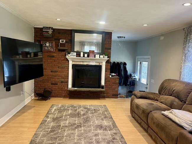 Building Photo - 24 Lily St