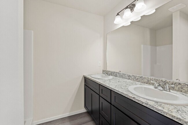 Foto del edificio - 2-bedroom townhomes, a modern take on apar...