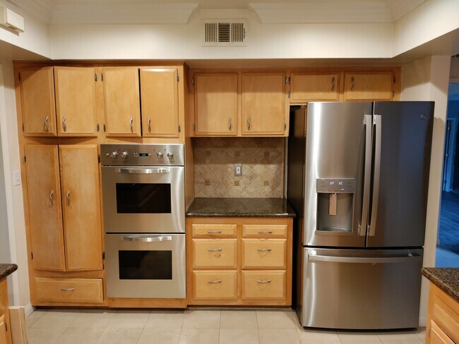Cocina/Refrigerador nuevo - 15707 Varden St