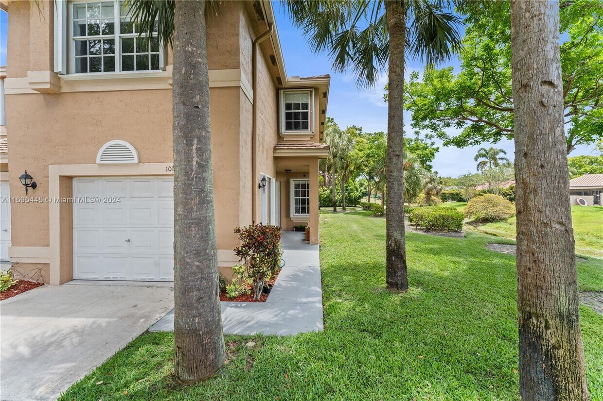 Primary Photo - 10104 Royal Palm Blvd