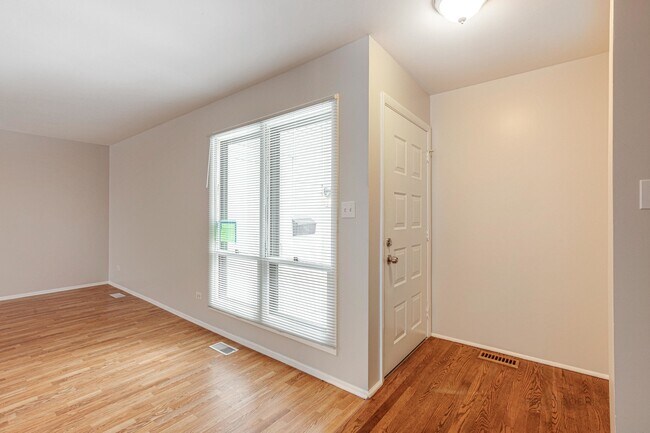 Foto del edificio - 648 Lakeside Cir Dr