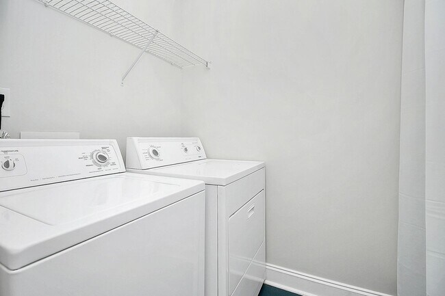 Foto del edificio - Beautiful 1-Bedroom Corner Unit - Just minutes from Uptown Charlotte!