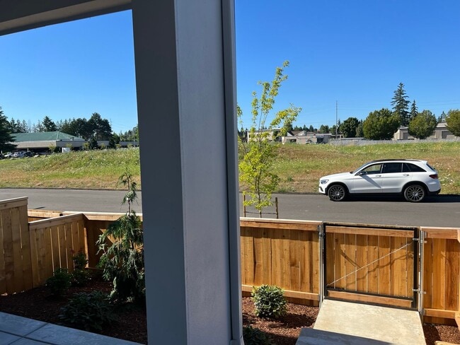 Foto del edificio - Beautiful, Newer Townhome!  Walking distance to many amenities.