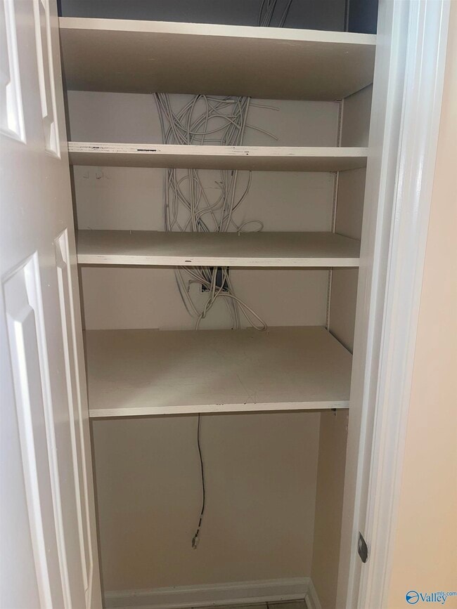 Building Photo - 3016 Live Oak Ln SW