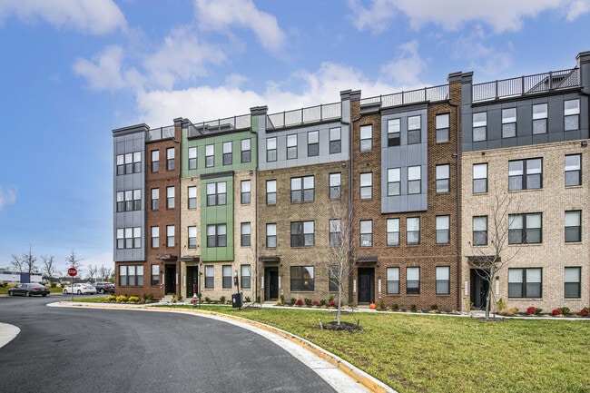 Photo - 20276 Newfoundland Sq Townhome