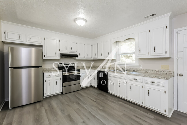 Building Photo - Your DREAM home awaits