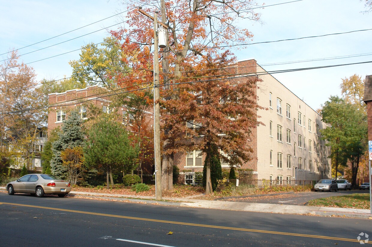 Foto del edificio - 716 Farmington Ave
