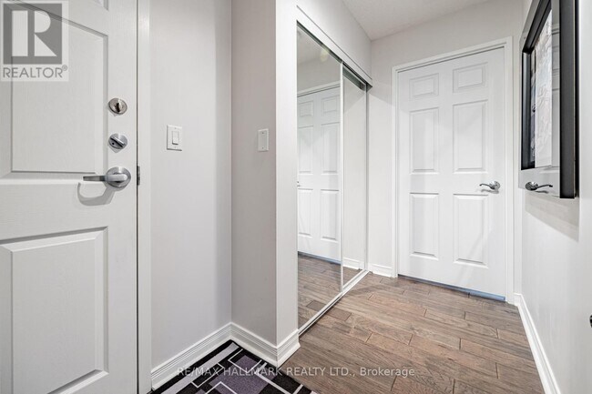 Photo du bâtiment - 245-245 Davisville Ave