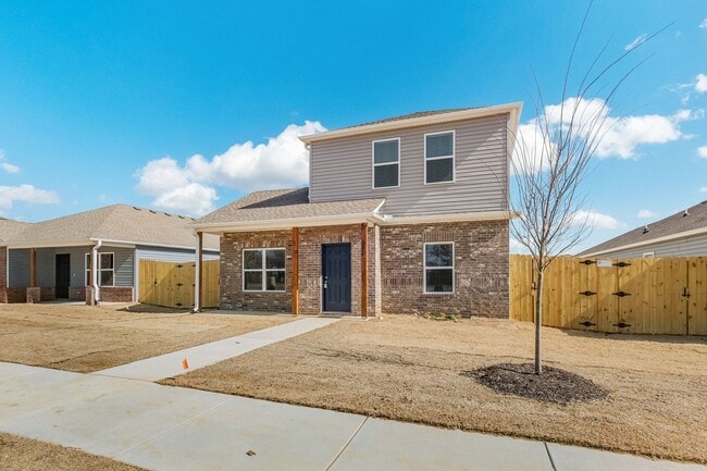 Building Photo - Spacious Home!