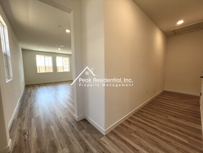 Foto del edificio - New Elk Grove 4bd/2ba Home near Big Horn &...