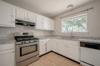 Building Photo - 7111 Village Lake Dr