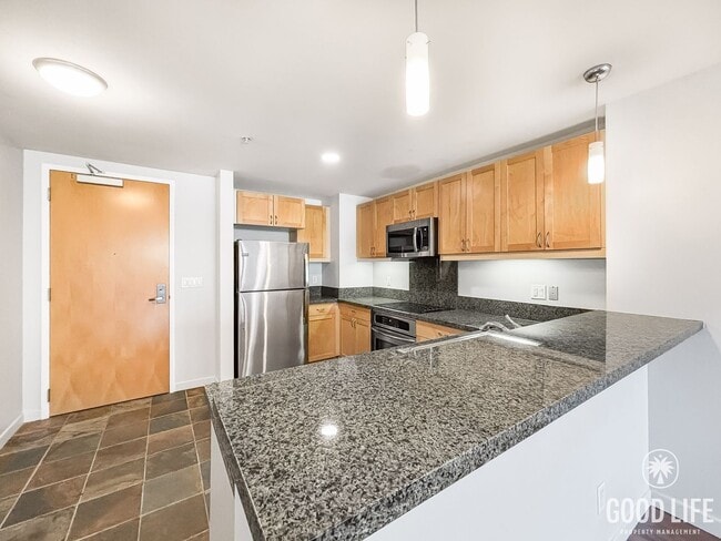Foto del edificio - Beautiful 1BD/1BA Condo in Downtown W/ Off...