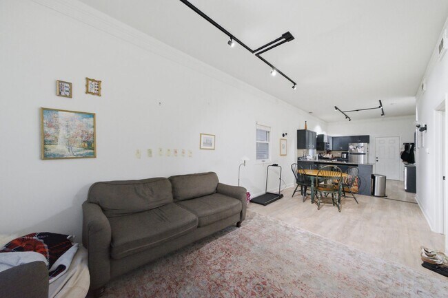 Foto del edificio - 2728 N Wilton Ave