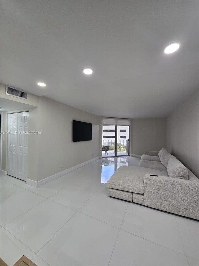 Foto del edificio - 1750 W 46th St