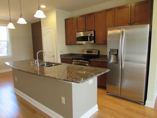 Building Photo - Luxury 2 Bed/ 2 Bath Townhome in Legacy Vi...